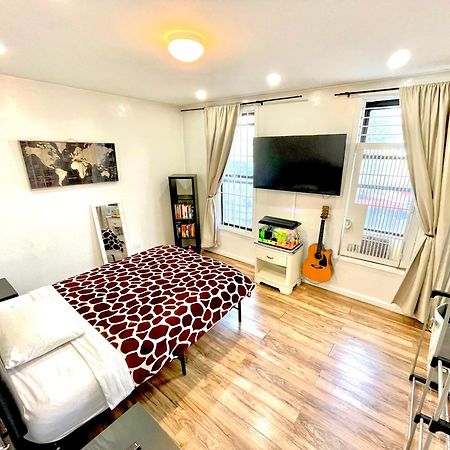 Amazing Ground Floor 2 Bedrooms In Nyc Subway Crossing The Street And One Station To Manhattan New York City Exterior photo