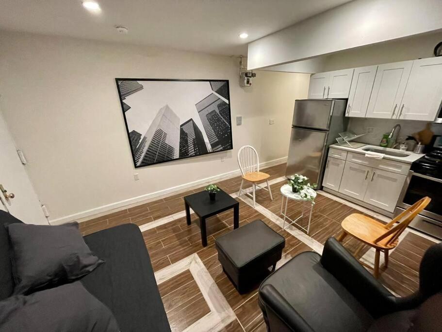 Amazing Ground Floor 2 Bedrooms In Nyc Subway Crossing The Street And One Station To Manhattan New York City Exterior photo